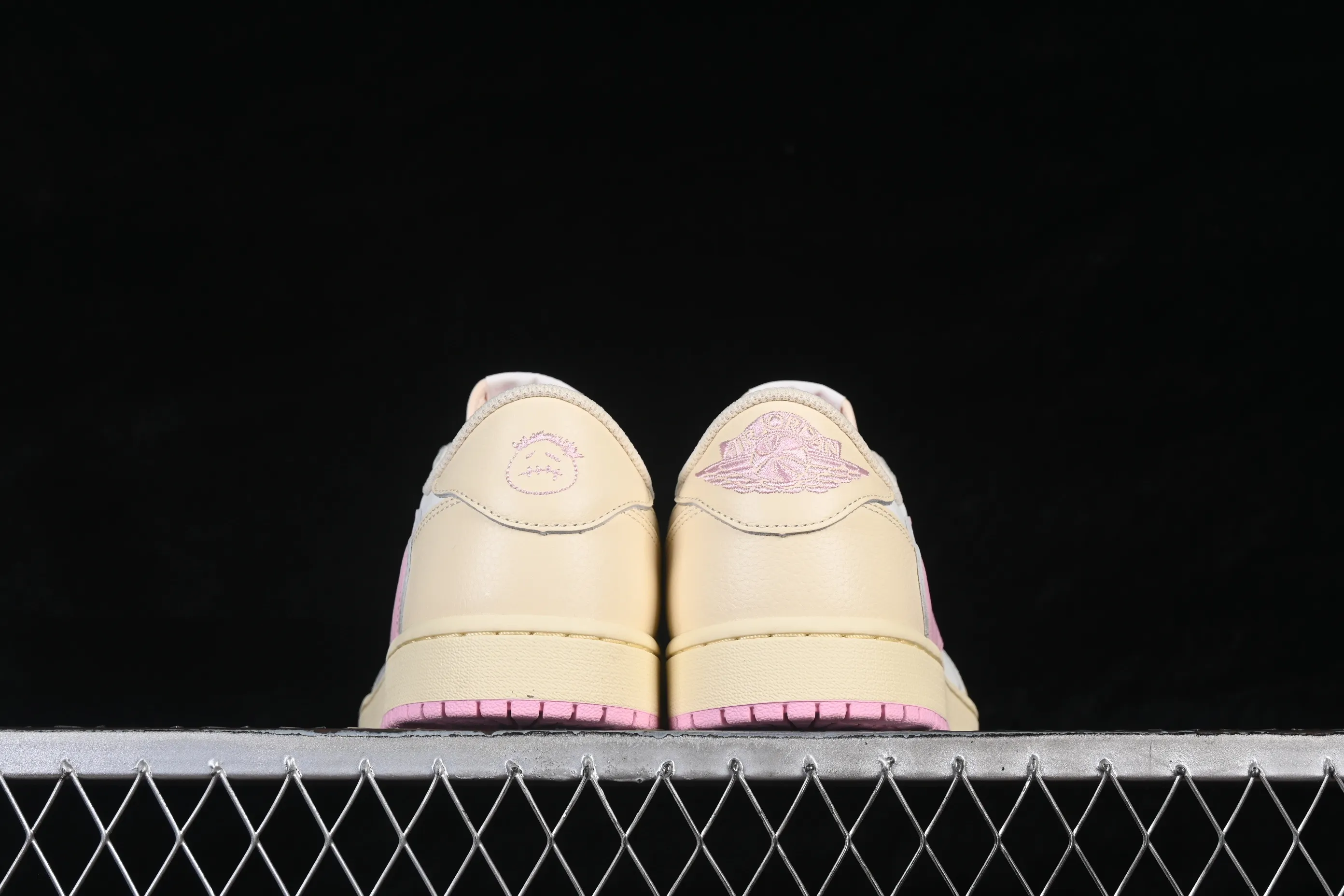 All categories Air Jordan Jordan series basketball shoes Air Jordan 1 Low pure original version Travis Scott x Air Jordan 1 Low OG AJ1 Joe 1 undercut low IQ7604-100